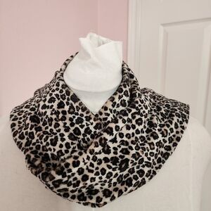 Chic Leopard Print Infinity Scarf